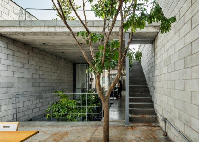 一個有室內(nèi)庭院的兩層小住宅，讓你感受中庭庭院的美